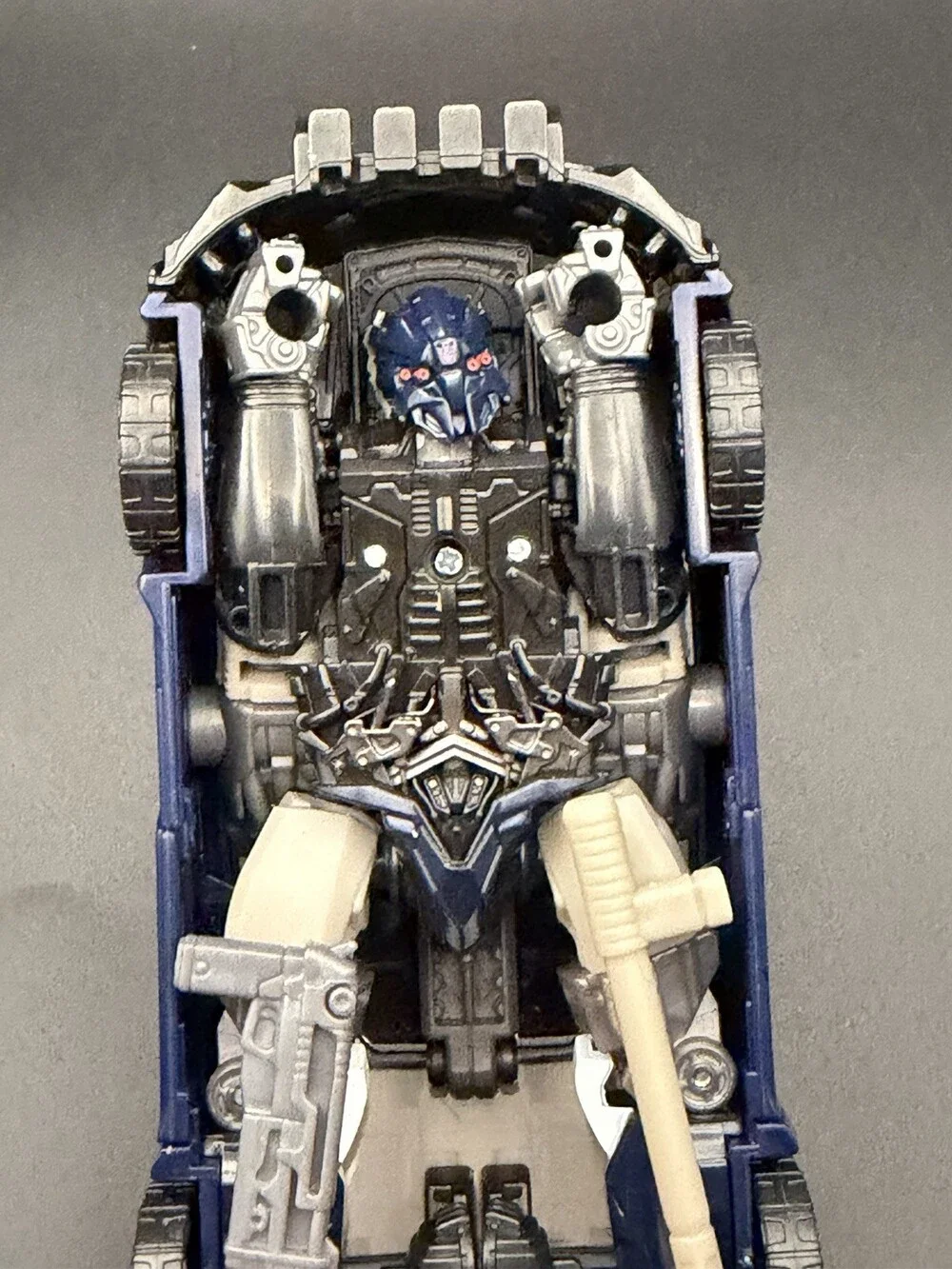 Transformers The Last Knight Deluxe Class Barricade